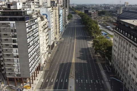 Cảnh vắng vẻ trên đường phố tại Buenos Aires, Argentina trong bối cảnh dịch COVID-19 lan rộng. (Ảnh: AFP/TTXVN)