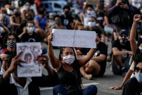 Người biểu tình đòi công lý cho cái chết của cậu bé Miguel da Silva. (Nguồn: AFP)