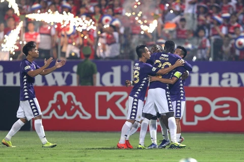 Pha ăn mừng bàn thắng thứ ba của các cầu thủ Hà Nội FC. (Ảnh: Thành Đạt/TTXVN)