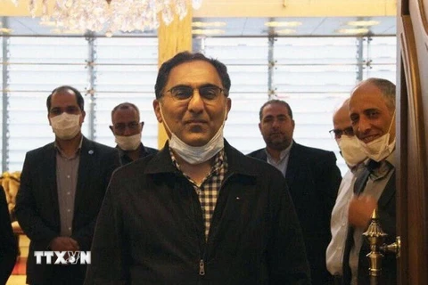 Nhà khoa học Iran Cyrus Asgari (giữa) được chính quyền Mỹ trả tự do ngày 3/6. (Ảnh: IRNA/TTXVN)