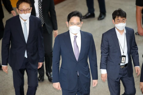 Phó Chủ tịch Samsung Lee Jae-yong (giữa) tới Tòa án Quận Trung tâm Seoul, Hàn Quốc ngày 8/6. (Ảnh: Yonhap/TTXVN)