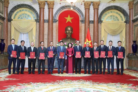 Phó Chủ tịch Đặng Thị Ngọc Thịnh với 12 Đại sứ Việt Nam tại nước ngoài nhiệm kỳ 2020-2023. (Ảnh: Lâm Khánh/TTXVN)