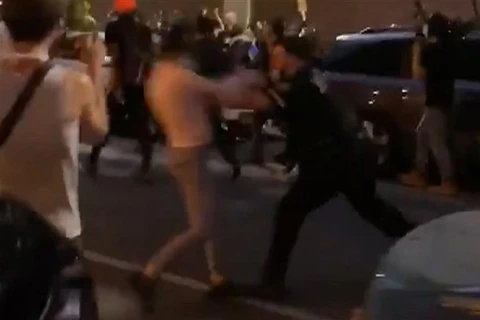 Hình ảnh Vincent D’Andraia sử dụng vũ lực quá mức đối với người biểu tình được ghi lại. (Nguồn: NBC News)