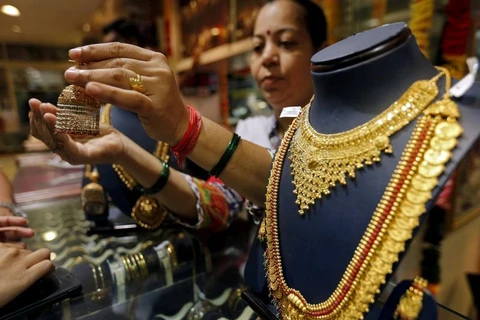 Một cửa hàng kinh doanh vàng tại Mumbai, Ấn Độ. (Nguồn: Reuters)