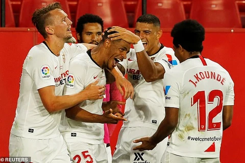 Sevilla ăn mừng chiến thắng trong ngày trở lại. (Nguồn: Reuters)