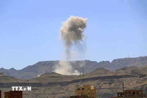 Khói bốc lên sau một vụ không kích tại Sanaa, Yemen, ngày 23/2. (Ảnh: AFP/TTXVN)