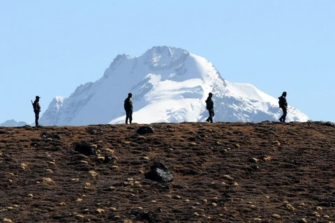 Binh sỹ Ấn Độ tuần tra tại khu vực biên giới với Trung Quốc ở bang Arunachal Pradesh (Ấn Độ). (Ảnh: AFP/TTXVN)
