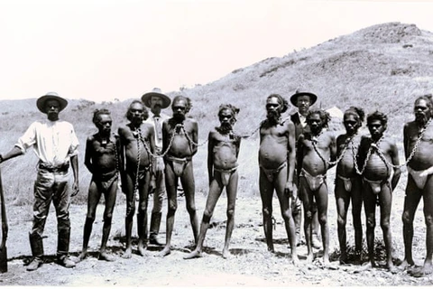 Hình ảnh những tù binh thổ dân bản địa Australia bị xiềng xích vừa bị Facebook xóa nhầm. Ảnh: Thư viện tiểu bang Tây Australia. (Nguồn: Guardian)