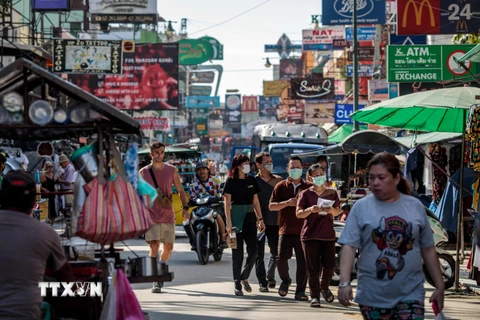 Khách du lịch trên đường Khao San ở thủ đô Bangkok, Thái Lan, ngày 6/3. (Ảnh: AFP/TTXVN)