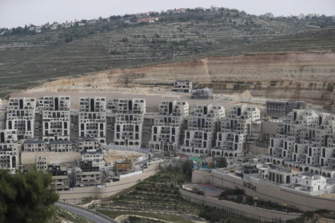 Khu định cư Givat Zeev của Israel ở gần thành phố Ramallah, Bờ Tây. (Ảnh: AFP/TTXVN)
