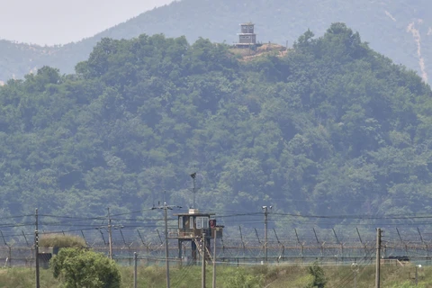 Trạm gác của Triều Tiên (phía trên) nhìn từ thành phố biên giới Paju (Hàn Quốc) ngày 16/6. (Ảnh: AFP/TTXVN)