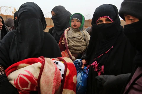 Người dân Syria rời bỏ nhà cửa để tránh bạo lực tại trại tị nạn gần khu vực biên giới Syria và Jordan. (Ảnh: AFP/TTXVN)