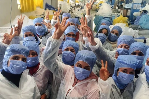 Các nhân viên y tế Tunisia trong cuộc chiến chống COVID-19. (Nguồn: AFP)