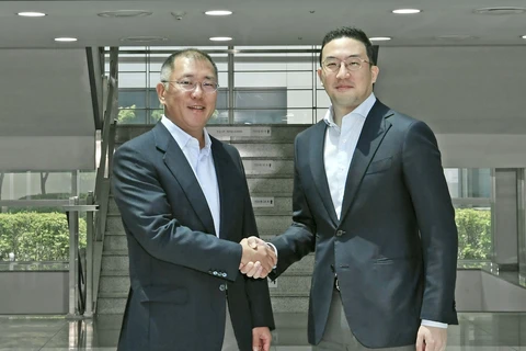 Phó Chủ tịch điều hành Hyundai Motor Chung Euisun (trái) và Chủ tịch công ty LG Group Koo Gwang-mo. (Nguồn: koreaherald)
