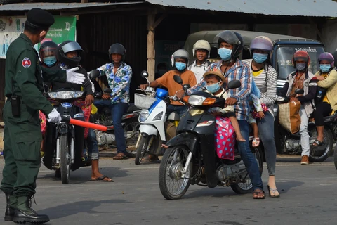 Người dân đeo khẩu trang phòng lây nhiễm COVID-19 tại Phnom Penh, Campuchia, ngày 10/4/2020. (Ảnh: AFP/TTXVN)