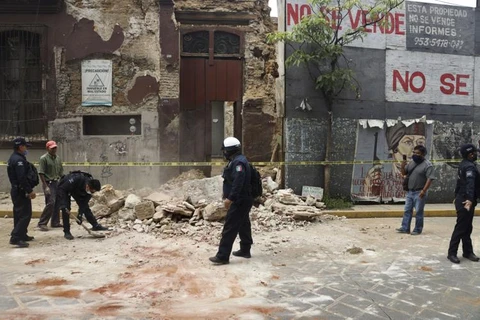 Cảnh sát phong tỏa khu vực tòa nhà bị ảnh hưởng bởi động đất. (Nguồn: AP)