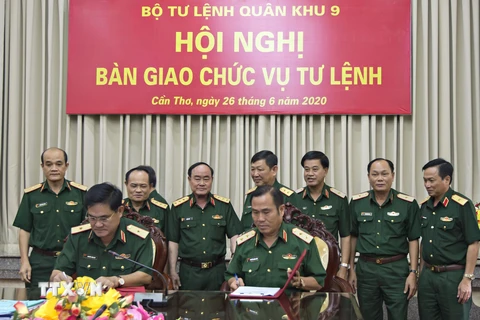 Ký biên bản bàn giao chức vụ Tư lệnh Quân khu 9 giữa Trung tướng Nguyễn Hoàng Thủy (bên phải) và Thiếu tướng Nguyễn Xuân Dắt. (Ảnh: TTXVN phát)