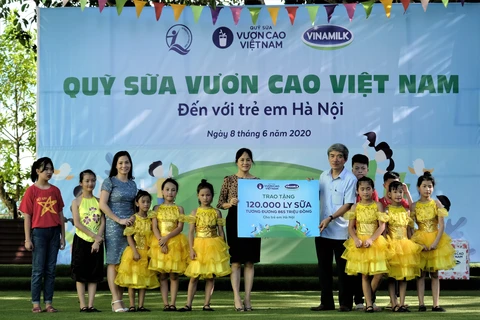 Vinamilk và Quỹ sữa Vươn cao Việt Nam trao tặng sữa cho trẻ em Hà Nội