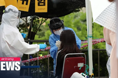 Nhân viên y tế lấy mẫu xét nghiệm tại Hàn Quốc. (Nguồn: arirang) 