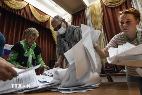 Các thành viên Ủy ban bầu cử địa phương kiểm phiếu trưng cầu dân ý về sửa đổi Hiến pháp ở một điểm bỏ phiếu tại Moskva ngày 1/7/2020. (Ảnh: AFP/TTXVN)