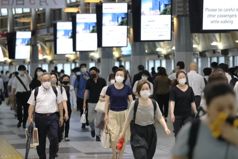 Người dân đeo khẩu trang phòng lây nhiễm COVID-19 tại Tokyo, Nhật Bản, ngày 30/6/2020. (Ảnh: THX/TTXVN)