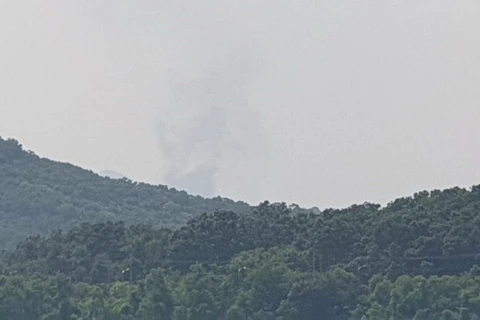 Khói bốc lên sau vụ nổ tại khu công nghiệp Kaesong ở thị trấn biên giới Kaesong, nơi đặt văn phòng liên lạc chung giữa Hàn Quốc và Triều Tiên, ngày 16/6. (Ảnh: Yonhap/TTXVN)