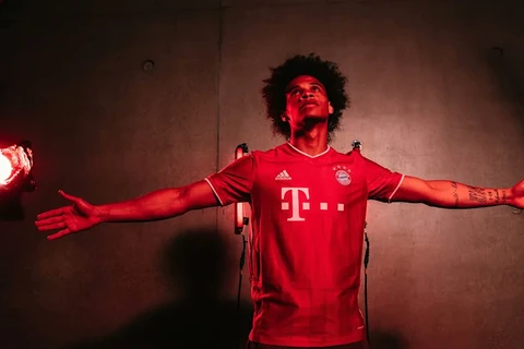 Hình ảnh Leroy Sane hân hoan trong ngày gia nhập Bayern Munich