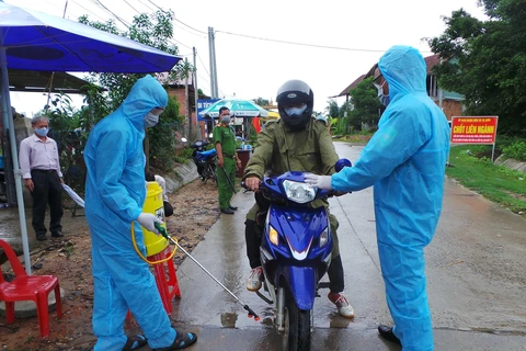 Chốt kiểm dịch do UBND huyện Sa Thầy tổ chức tại khu vực làng O, làng Trang, xã Ya Xiêr để ngăn chặn dịch bạch hầu lan rộng. (Ảnh: Dư Toán/TTXVN)