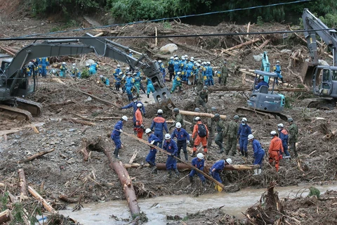 Lực lượng cứu hộ tìm kiếm các nạn nhân tại khu vực bị lở bùn do mưa lớn ở Tsunagi, quận Kumamoto, miền Tây Nam Nhật Bản ngày 6/7. (Ảnh: AFP/TTXVN)
