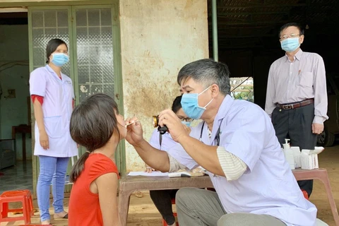 Ngành y tế tỉnh Gia Lai thực hiện khám sàng lọc cho người dân tại làng Bông Hiot, xã Hải Yang, huyện Đak Đoa- nơi có ca bệnh bạch hầu tử vong. (Ảnh: Quang Thái/TTXVN)