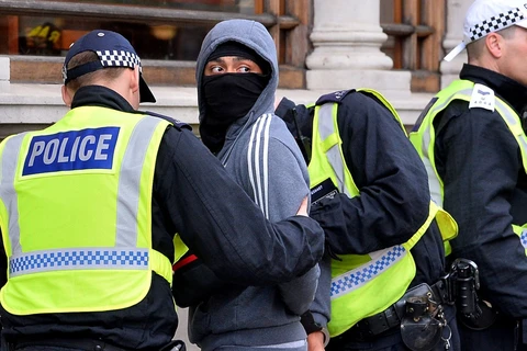Cảnh sát Anh bắt giữ một đối tượng. (Nguồn: Guardian) 