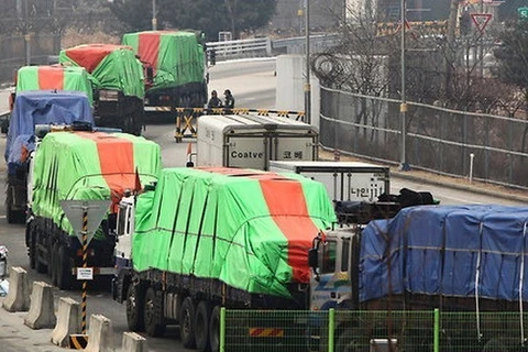 Đoàn xe chở hàng viện trợ cho Triều Tiên. (Nguồn: koreatimesus)