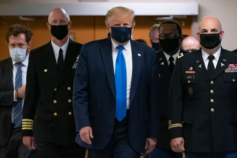 Ông Trump đeo khẩu trang khi tới bệnh viện quân y Walter Reed. (Nguồn: Getty Images)