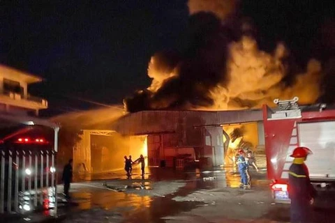 Hiện trường vụ cháy lớn thiêu rụi hàng nghìn m2 nhà xưởng ở Hải Phòng