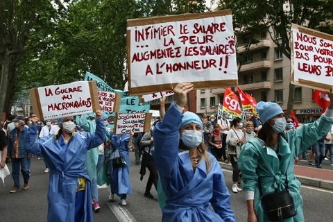 Nhân viên y tế Pháp xuống đường biểu tình. (Nguồn: AFP)