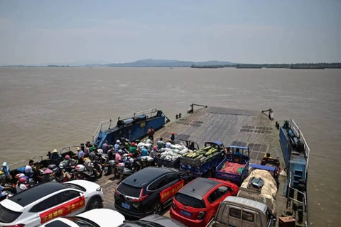 Người dân đi phà trên sông Dương Tử. (Nguồn: AFP)