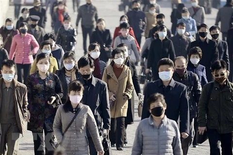 Người dân đeo khẩu trang phòng lây nhiễm COVID-19 tại Bình Nhưỡng, Triều Tiên ngày 1/4/2020. (Ảnh: Yonhap/TTXVN)