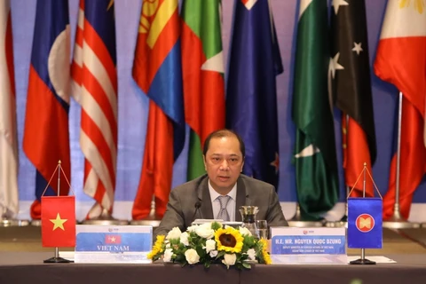Thứ trưởng Bộ Ngoại giao Nguyễn Quốc Dũng chủ trì cuộc họp. (Ảnh: Văn Điệp/TTXVN)