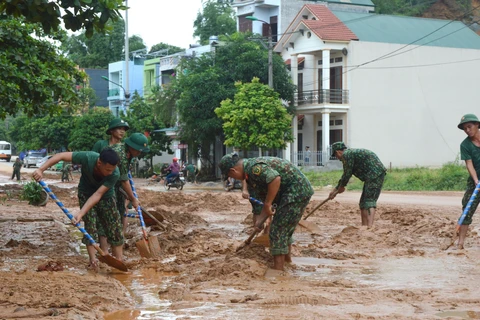 Cán bộ, chiến sỹ Bộ Chỉ huy Quân sự tỉnh Hà Giang giúp nhân dân khẩn trương khắc phục mưa lũ. (Ảnh: Minh Tâm/TTXVN)