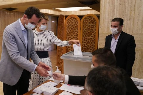 Tổng thống Bashar al-Assad đi bỏ phiếu. (Nguồn: AP)