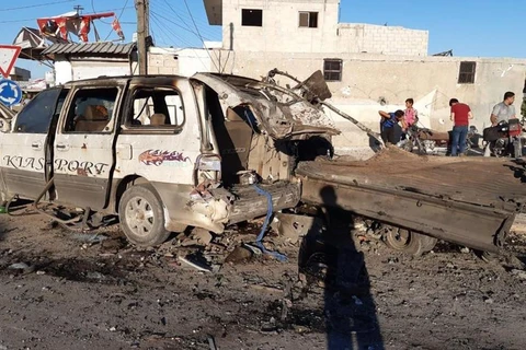Hiện trường vụ đánh bom xe ở thành phố Azaz, Syria ngày 19/7. (Ảnh: AA/TTXVN)