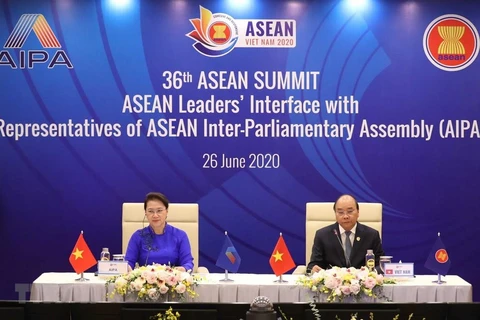 Thủ tướng Nguyễn Xuân Phúc, Chủ tịch ASEAN 2020 và Chủ tịch Quốc hội Nguyễn Thị Kim Ngân, Chủ tịch Hội đồng Liên Nghị viện ASEAN (AIPA) lần thứ 41 chủ trì Đối thoại giữa các Nhà lãnh đạo ASEAN và AIPA. (Ảnh: Thống Nhất/TTXVN)