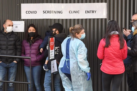 Người dân xếp hàng chờ xét nghiệm COVID-19 tại Melbourne, Australia, ngày 16/7. (Ảnh: AFP/TTXVN)