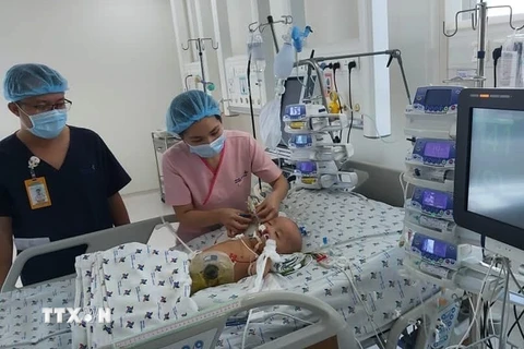 Cặp song sinh Trúc Nhi - Diệu Nhi được chăm sóc tích cực tại Bệnh viện Nhi đồng Thành phố Hồ chí Minh. (Ảnh: Đinh Hằng/TTXVN)