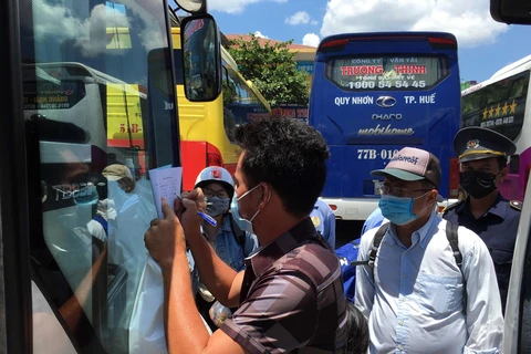 Hành khách đi trên những phương tiện giao thông khai báo thông tin cá nhân tại Bến xe phía Nam tỉnh Thừa Thiên-Huế. (Ảnh: Đỗ Trưởng/TTXVN)
