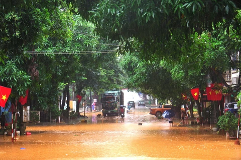 Nhiều tuyến đường ở thành phố Hà Giang bị chìm sâu trong nước do mưa lớn hồi tuần trước. (Ảnh: Minh Tâm/TTXVN)