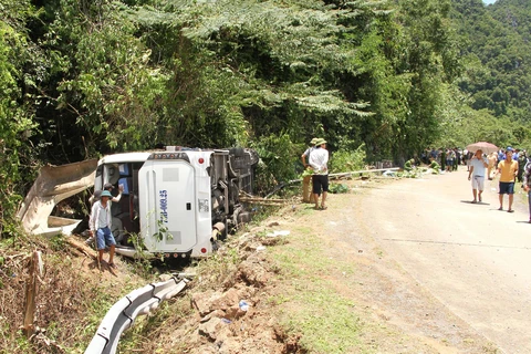 Hiện trường vụ tai nạn thảm khốc làm 15 người chết tại Quảng Bình. (Ảnh: Văn Tý/TTXVN)