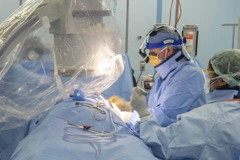 Nhân viên y tế điều trị cho bệnh nhân trên tàu bệnh viện USNS Mercy tại Los Angeles, California (Mỹ) ngày 29/4/2020. (Ảnh: AFP/TTXVN)