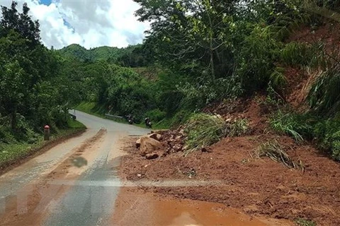 Bùn đất từ trên cao sạt lở tràn xuống tuyến đường Quốc lộ 4H- Nà Hỳ thuộc Điện Biên. (Ảnh: Phan Tuấn Anh/TTXVN)