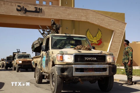 Lực lượng tự xưng Quân đội Quốc gia Libya (LNA) được triển khai tới thành phố Benghazi, Libya, ngày 18/6. (Ảnh: AFP/TTXVN)